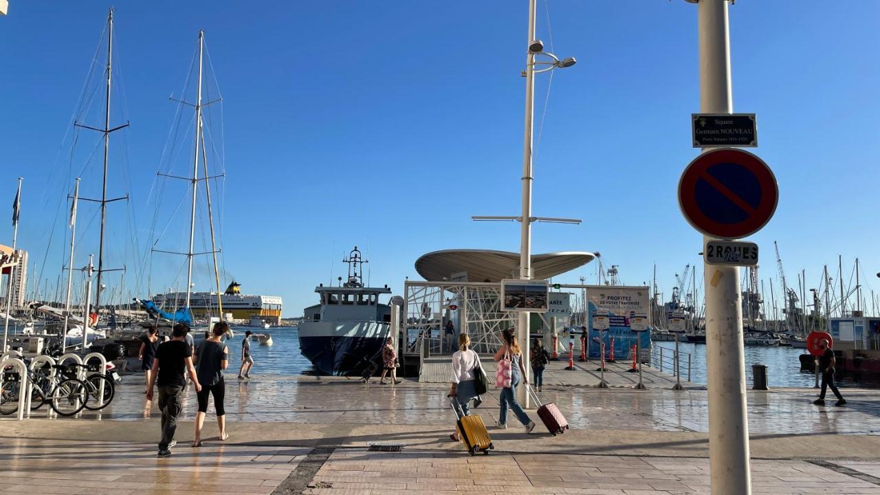 Vue sur rade appartement élégant vaste climatisé étage élevé ascenseur proche parking et toutes commodités au cœur du Toulon historique Extérieur photo